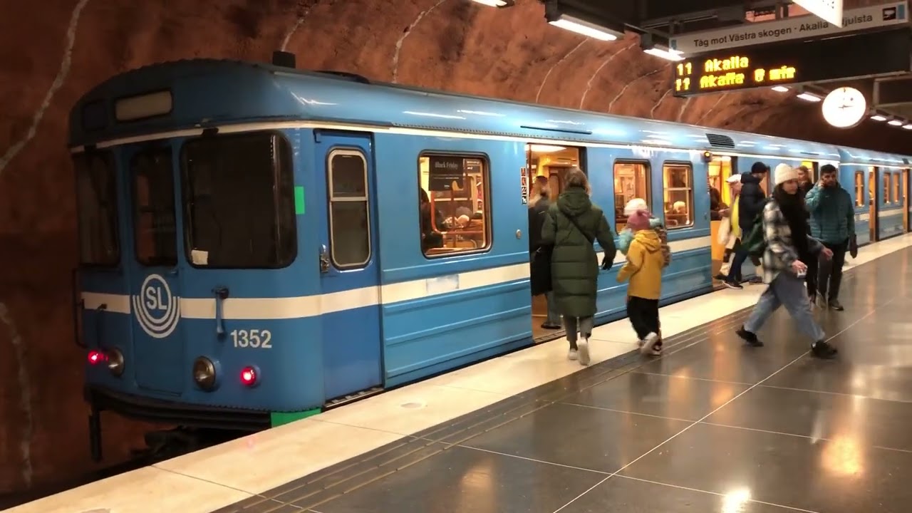 C14 Tunnelbana vid 🔵 Rådhuset.