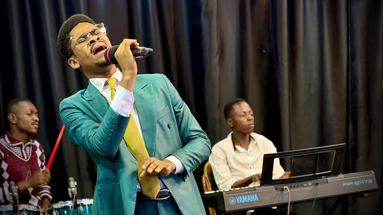 Frère Henoc Muntu Nzambi dans une prestation Live à L'Aigle Tabernacle (Mon Ami)