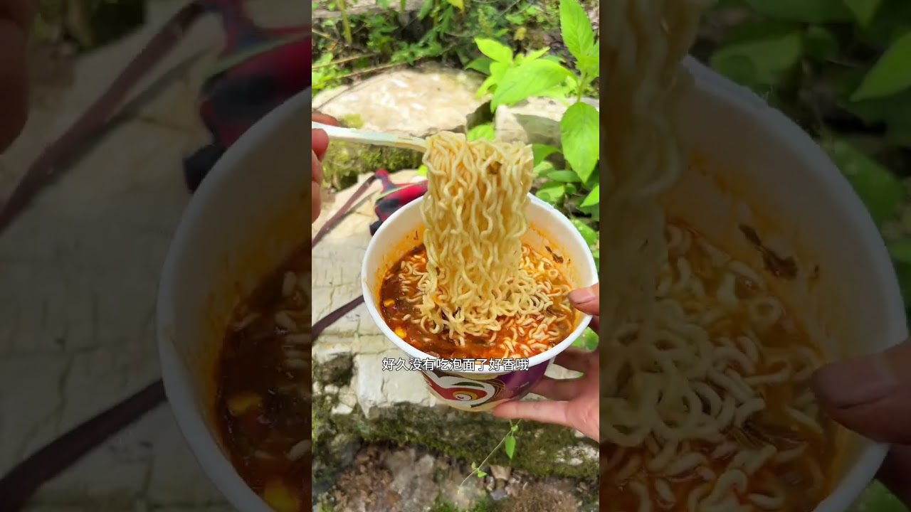 核桃树下领里情 一杆子打下去收获的不只是核桃 #我的乡村生活 #邻居关系 #打核桃 #农村美食