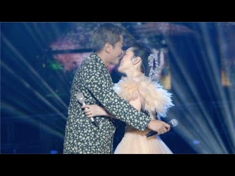 54岁杨钰莹甜美似少女！2022竟与毛宁再度合唱，深情相拥感动全场