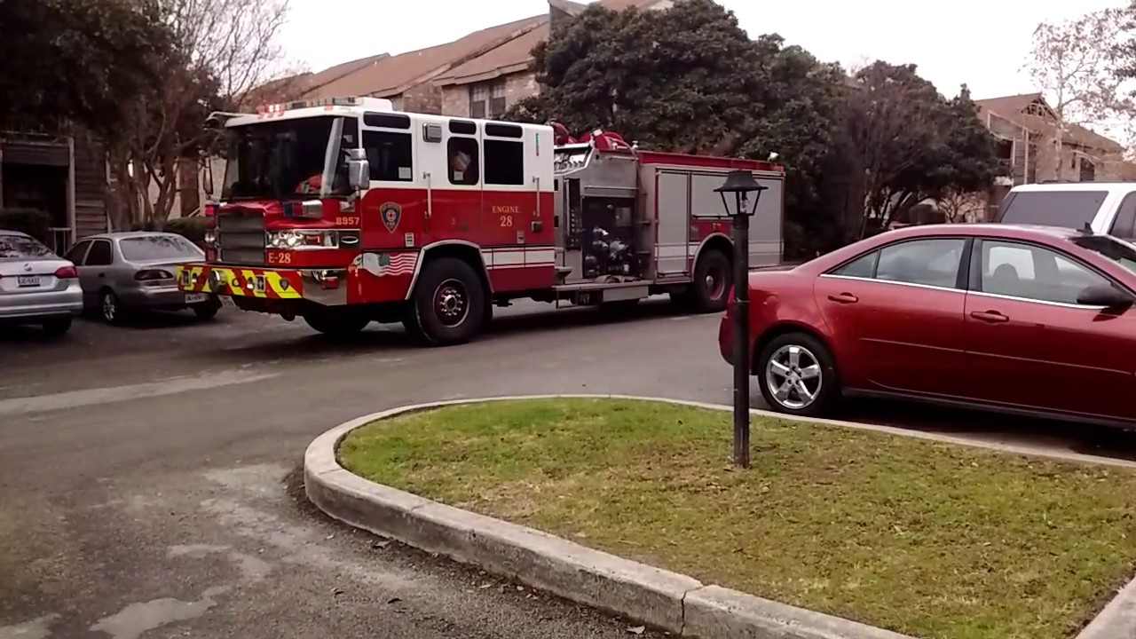 SAFD Engine 28 and medic 17 on scene - YouTube