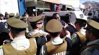 10 Carabineros de Chile intentan detener a Colombiano que golpeo a funcionaria en Copiapó Chile