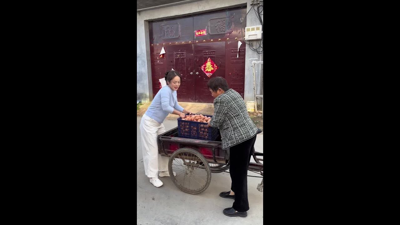 我们这里家家户户都开始变变蛋啦！今天爷爷教我们变变蛋，一家人有说有笑的真好。