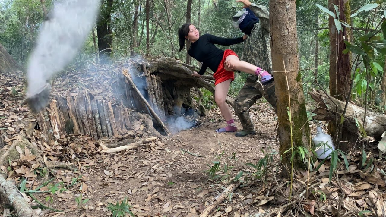 Build a survival shelter under a fallen tree  how to hide when encountering strangers in the forest