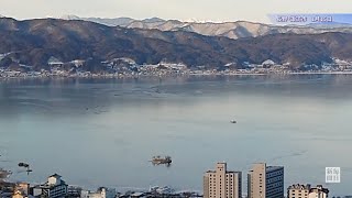 一夜明けたらクリスタル　朝日に輝く「巨大な鏡」　諏訪湖が全面結氷