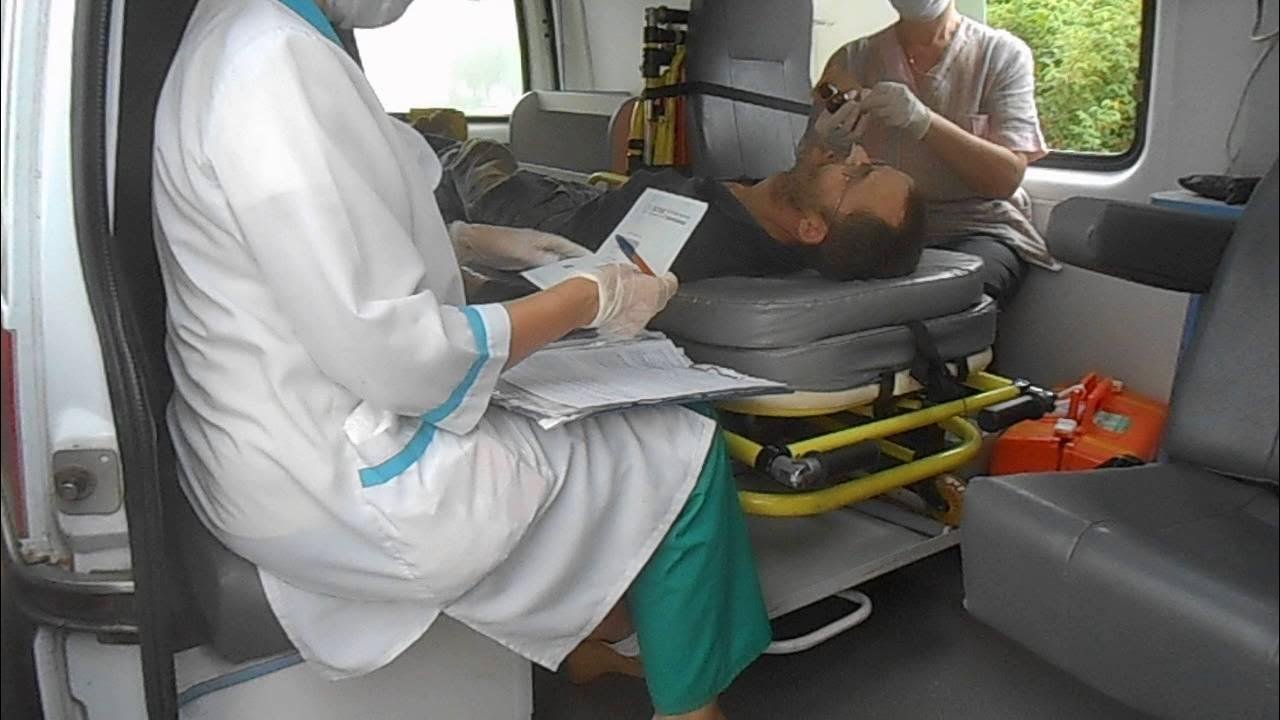 Не забирают в больницу. Не забирают в больницу. Не забирают в больницу. Лежат на полу в больнице. Ребенок в палате.