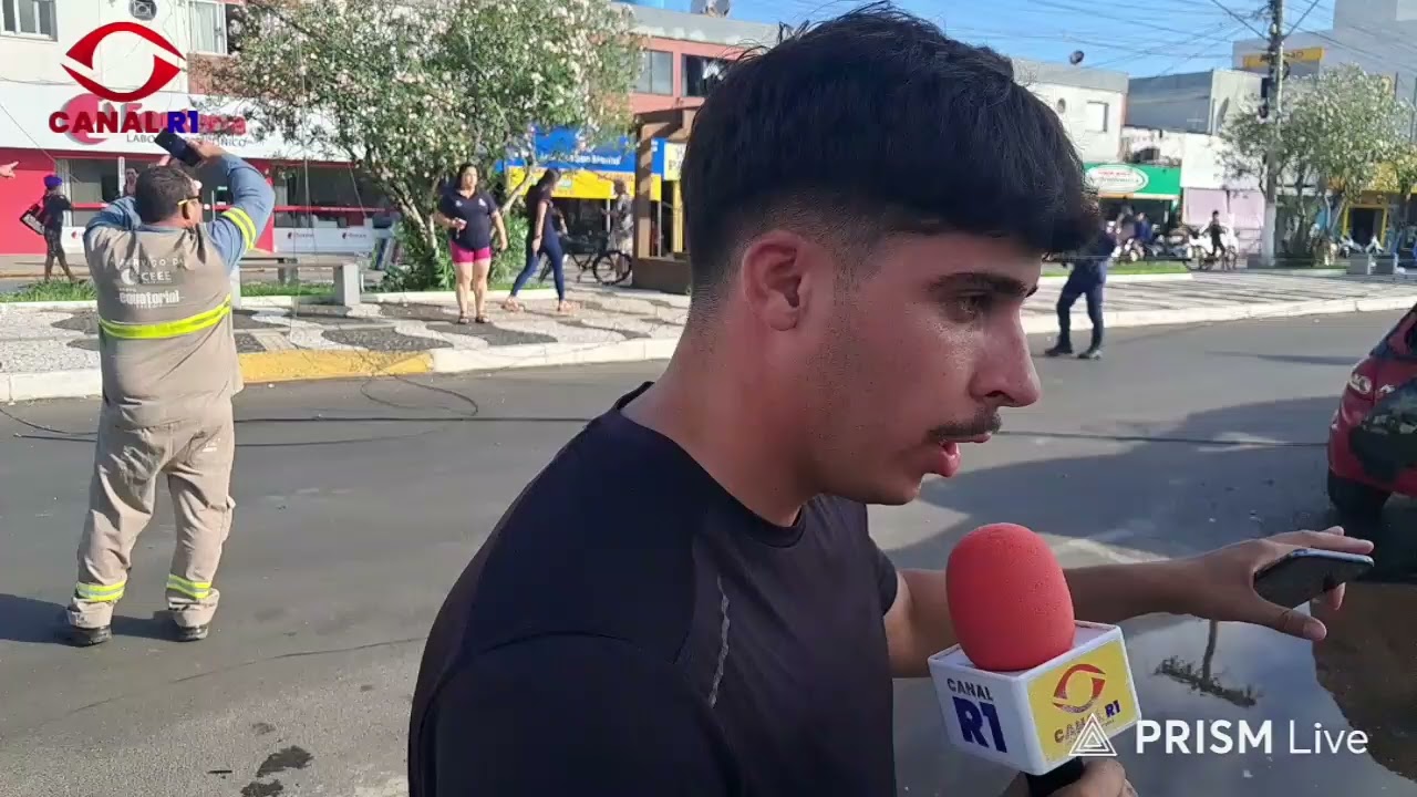 🚨URGENTE🚨  POSTE CAÍ EM CARROS NO CENTRO DE TRAMANDAÍ!