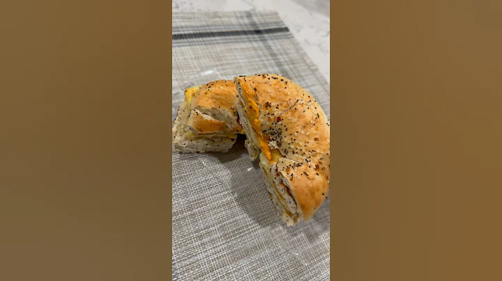 Bagel breakfast sandwich | Egg bagel sandwich 🥯 🍳 #shorts #bagelsandwich #bagel #breakfast