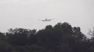 787-9 Does A Crosswind Landing At Perth Ypph