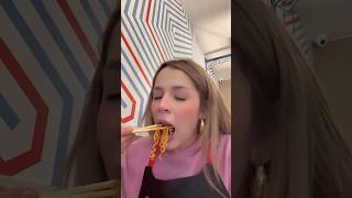 🙊•carol castro comiendo ramen•🙊