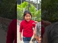 おじいちゃんが彼の虹のお菓子を共有するとき