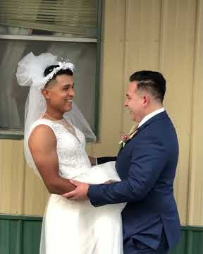 Pengantin pria menunggu “tatapan pertama” namun sebenarnya yang datang adalah pendamping pria dal...
