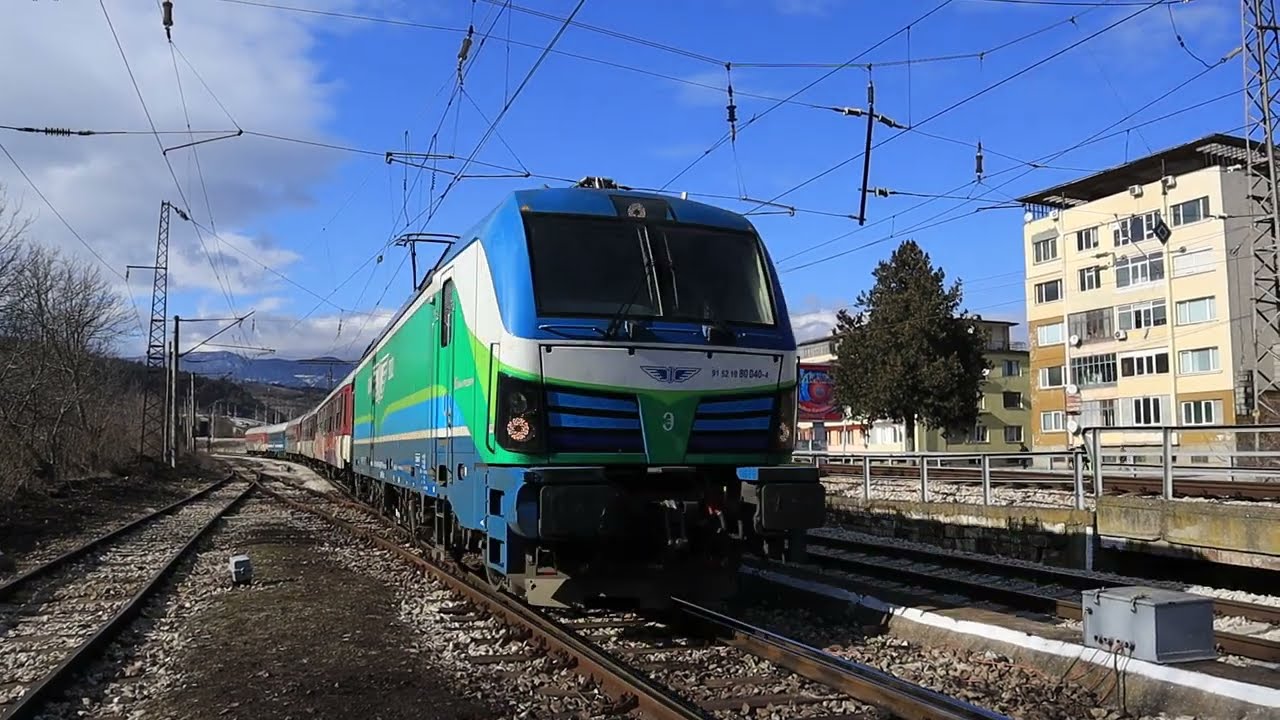 Бързият влак 2611 пристига на ЖП гара Мездра с 