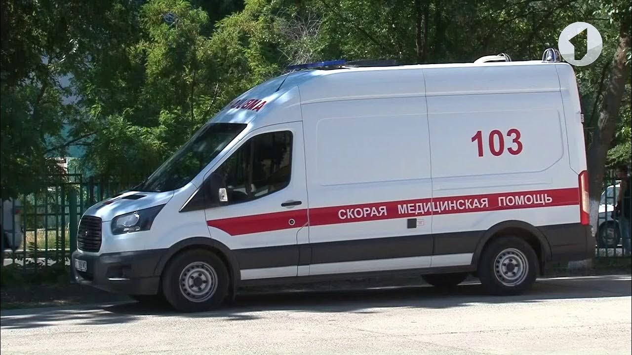 фельдшер со спины. здравствуйте вызывали скорую помощь. плакат скорой помощи. медицинская машина. здравствуйте скорую.