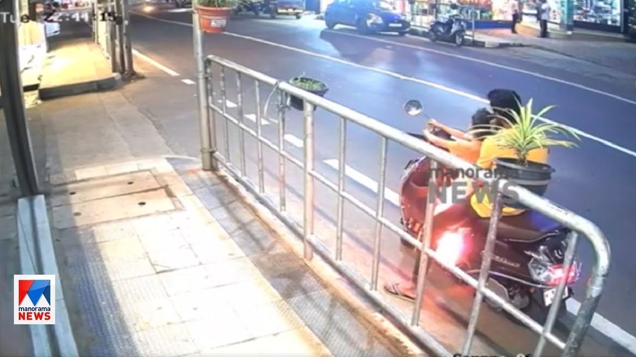 മണ്ണാർക്കാട് നിർത്തിയിട്ട സ്കൂട്ടറിന് തീപിടിച്ചു; ആറ് വയസുകാരന് പൊള്ളലേറ്റു | Scooter Fire