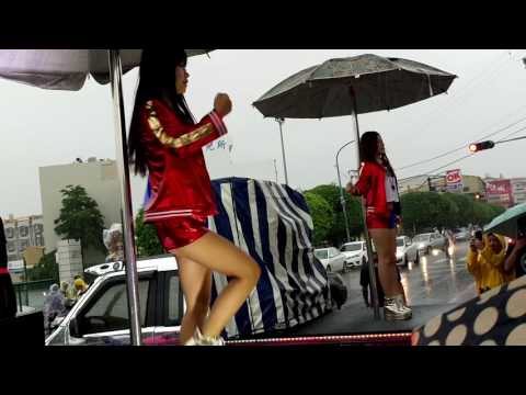2017.06.18彰化鹿港杉行街武澤宮大陸會香回駕繞境大典-歐嗨呦 Oh Hi Yo辣妹熱舞-紫小妞&蔡喬棻.MOV 0294