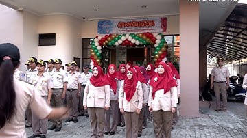 Peserta Apel Bulan Bakti Karantina Ikan dan Mutu Menyanyikan Lagu MARS BKIPM