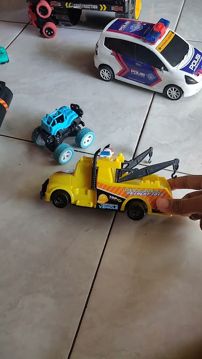 Mobil tarik truk derek mainan #toys #truck #mainananak #mobilanpolisi #trukderek #pilkada2024