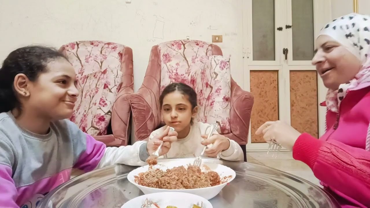 النهارده اليوم ساقعه وعجيب غريب قوي