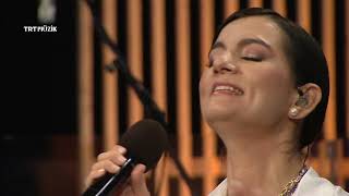 Üç Yaren Beyaz Giyme Toz Olur Selcan Kökçen Şahin