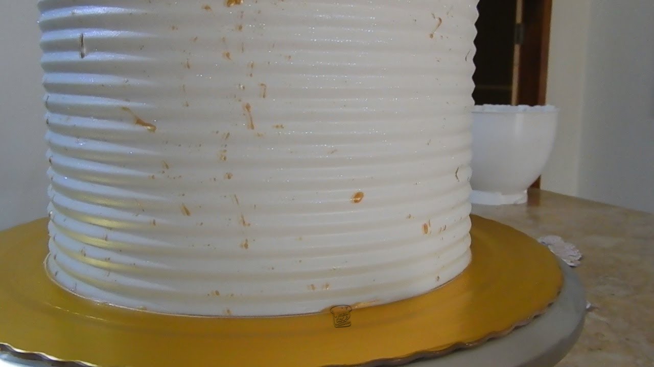 Bolo com Respingos dourados-Tema Bodas de Porcelana