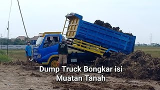 Proses Bongkar Tanah dari Dump Truck