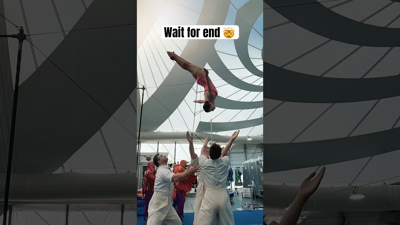 Акробаты демонстрируют абсолютную командную работу! 🤸🏻‍♀️ 