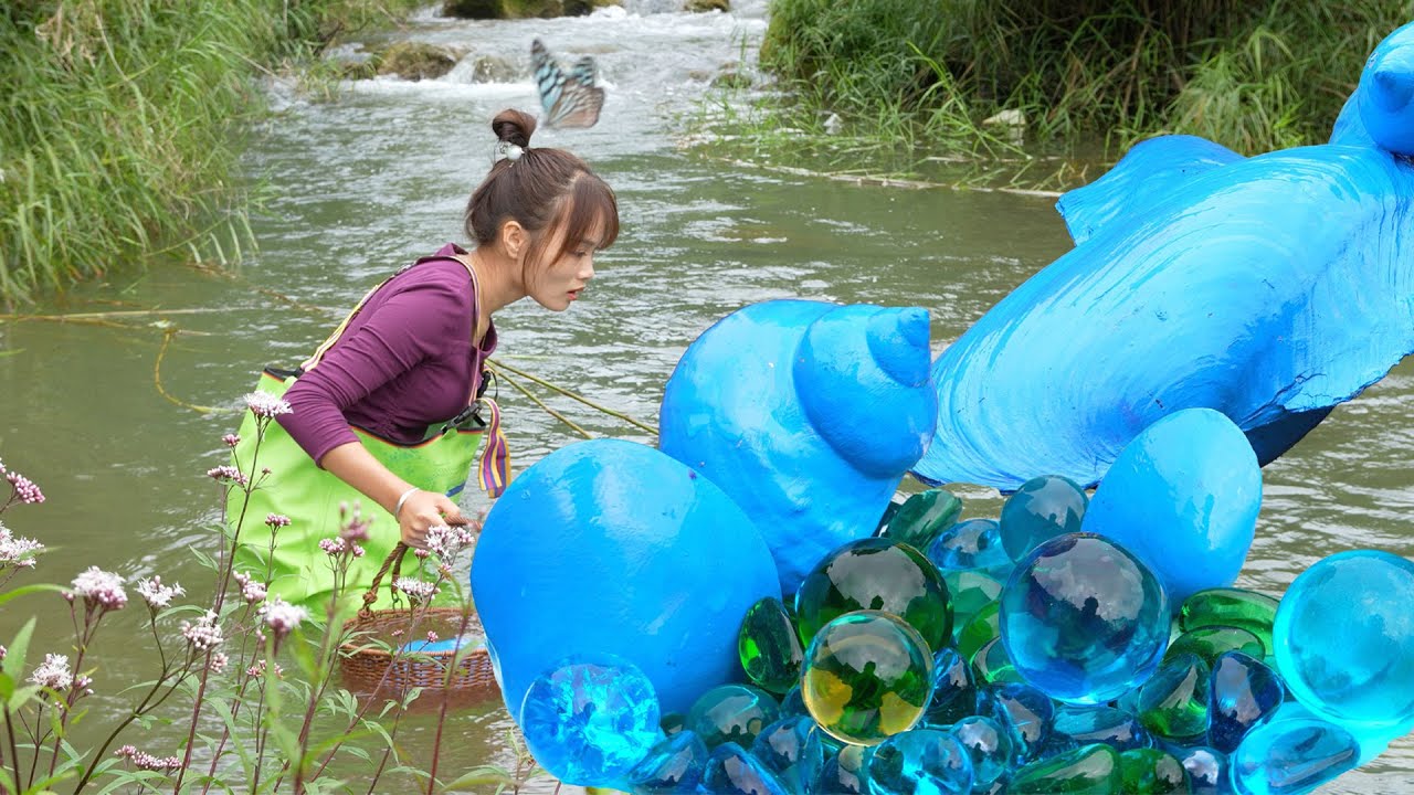 2 Pearl Paradise Found: Girl Cracks Open Giant Clam in Mysterious River, Unleashing a Media Frenzy