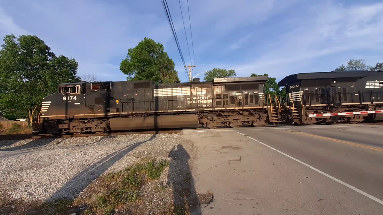 Train No. 9 Ns Mixed Freight/Intermodal Train 40 car lengths 20 cars