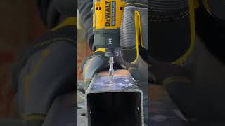 O SEGREDO do furo com rosca perfeita no metal! 😱🔩 #dewalt #dewalttools #shorts #tools
