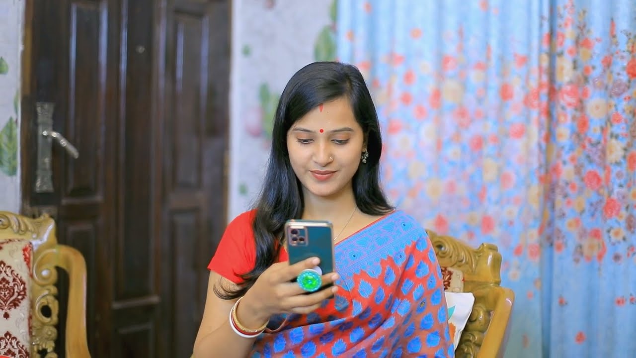 পুত্রবধূকে মোবাইল চালাতে দিবেই না শাশুড়ি!