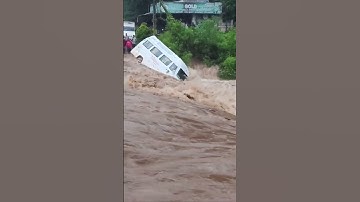 ഇടുക്കിയിൽ വണ്ടി ഒഴുകിപ്പോയി, #edenblogs #music #idukki #rain #travel #thrissurvloger #viralvideo