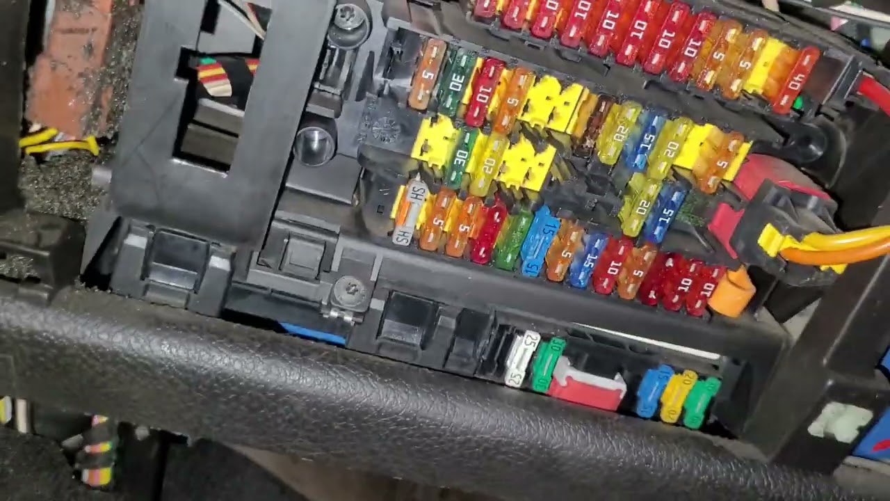 Localização do fusível de seta e pisca do Peugeot 206,