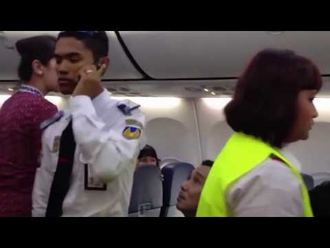 Video: Lion Air întârzie și Servește Pui Prăjit în Indonezia