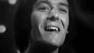 THE HOLLIES   BUS STOP TOTP 1966 JUNE + LYRICS