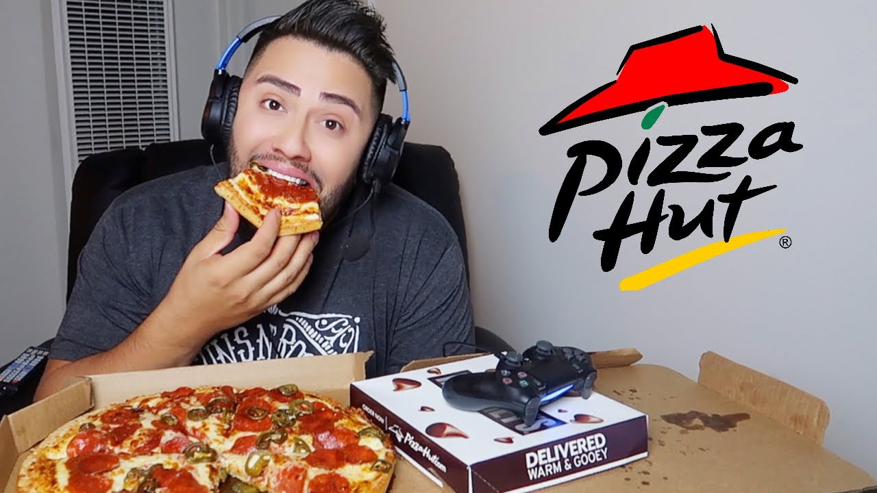 PIZZA HUT MUKBANG while Playing FORTNITE