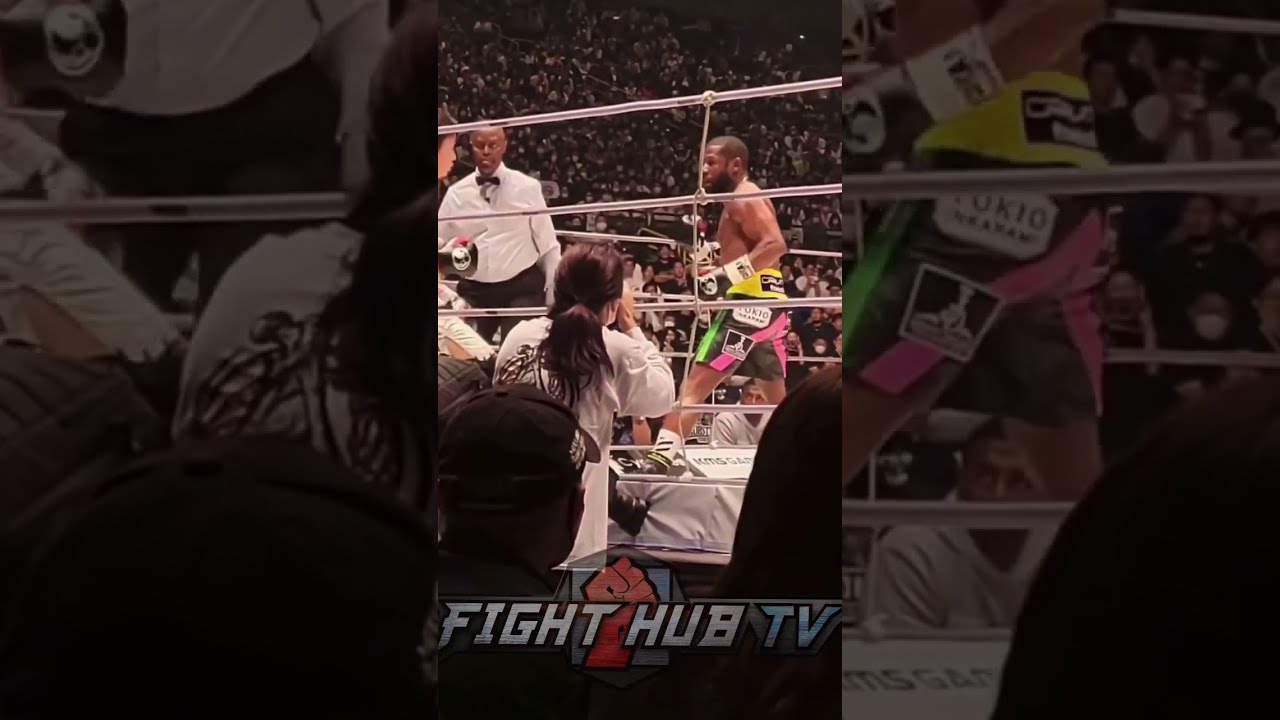 Floyd mayweather walking his aprentace ´Davis´ to the ring.