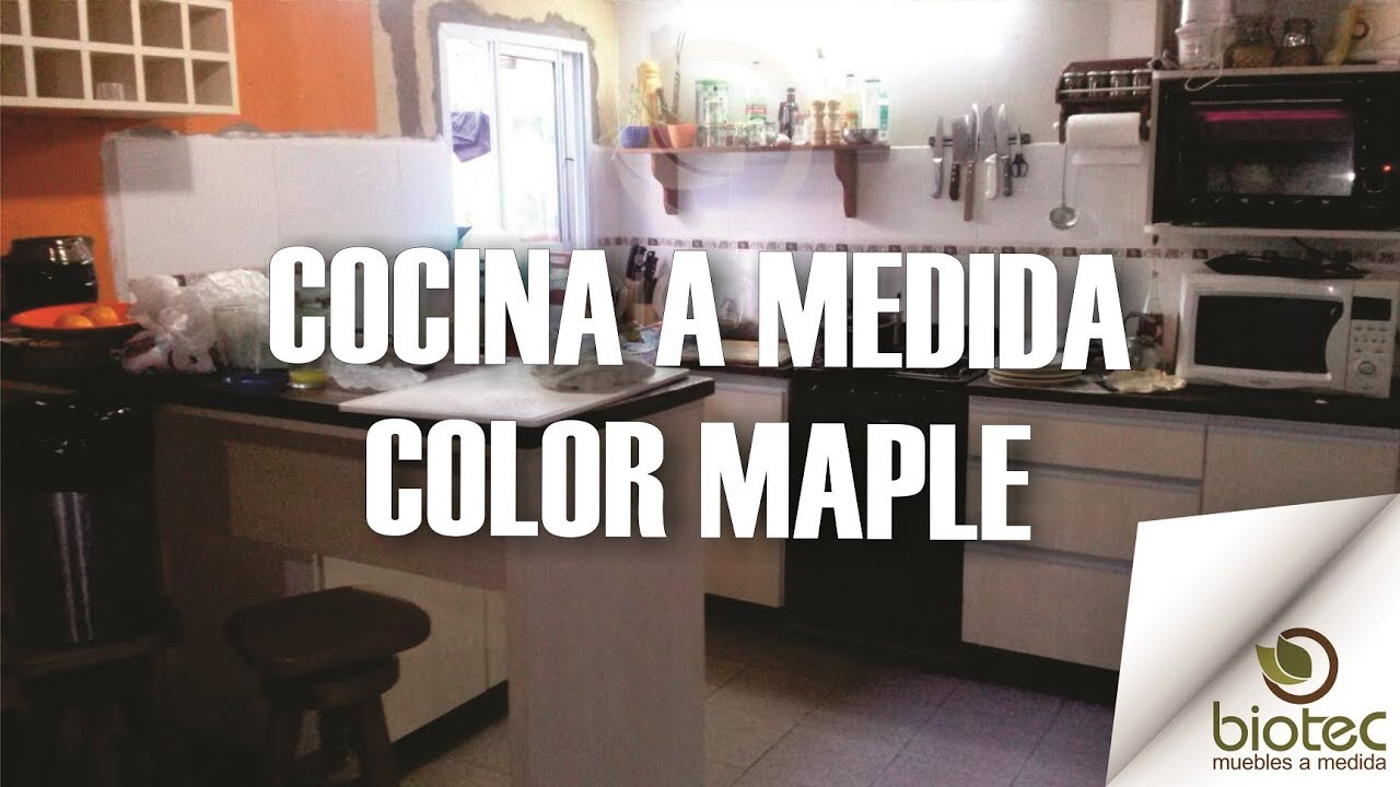 Cocina a medida color maple/blanco mesada de madera (BIOTEC MUEBLES)