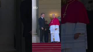 Le Pape Léon Xiv Accueilli Au Palais De Lélysée Par Le Président De La République Emmanuel Macron