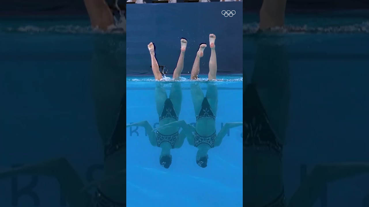 A calm one to end your weekend with this masterpiece music. 🎶 #Olympics #ArtisticSwimming