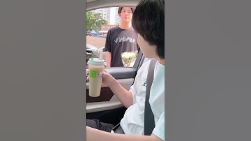Lấy cốc nước cảu người ta nhưng thấy nhẫn nên trả