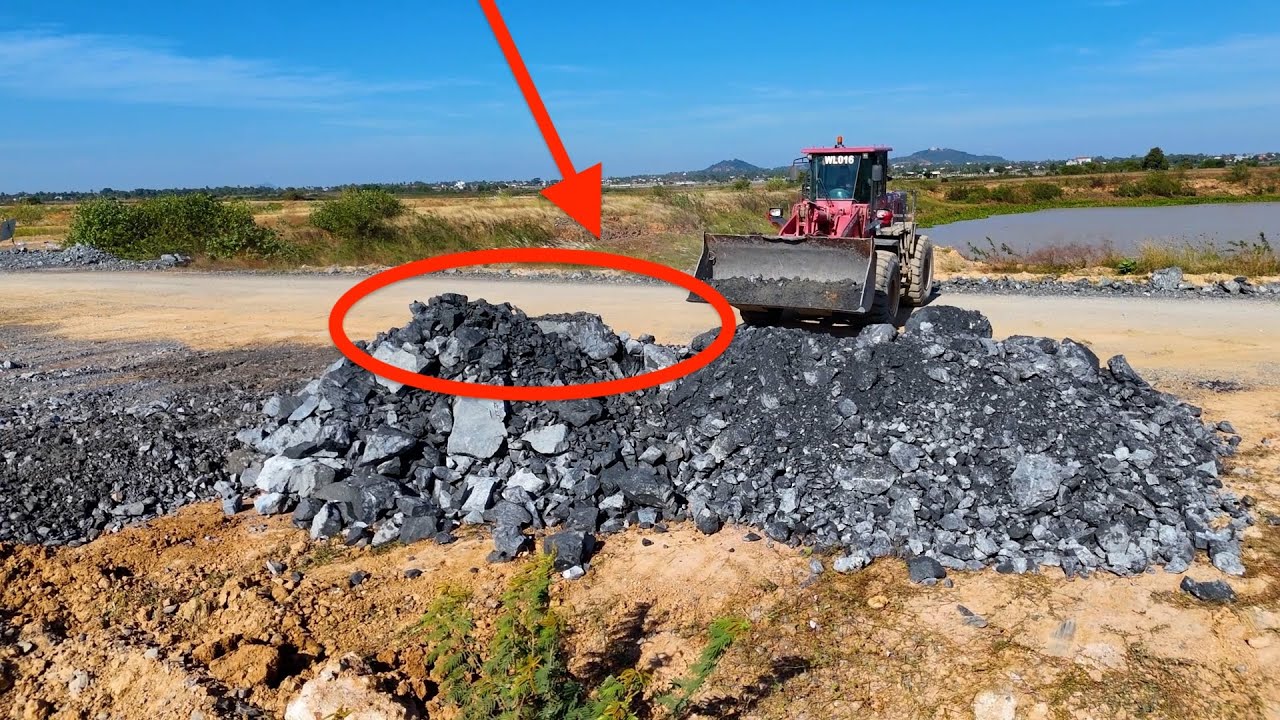 Processing EP07,Road project! Pour rocks into a large lake using a 25 ...