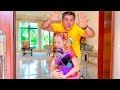 Nastya et papa trucs et friandises d&#39;Halloween - Série de vidéos pour enfants