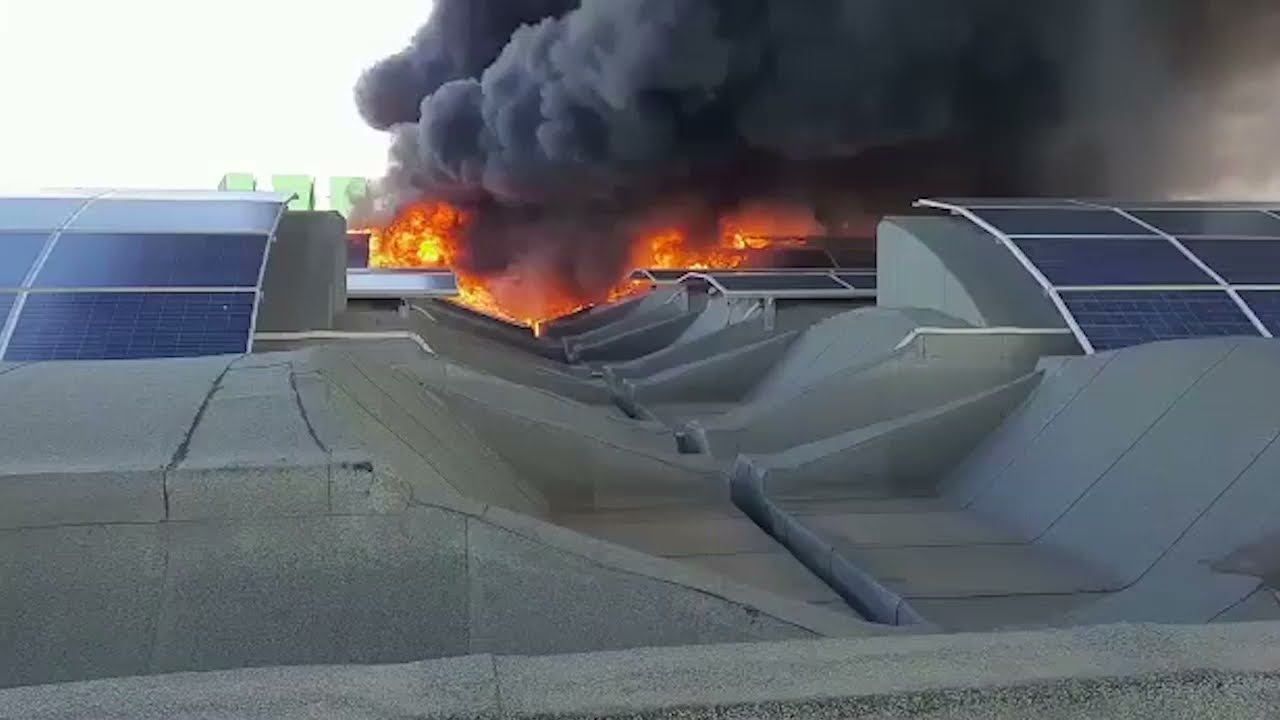 Teverola, incendio in una fabbrica: 350 pannelli fotovoltaici in fiamme