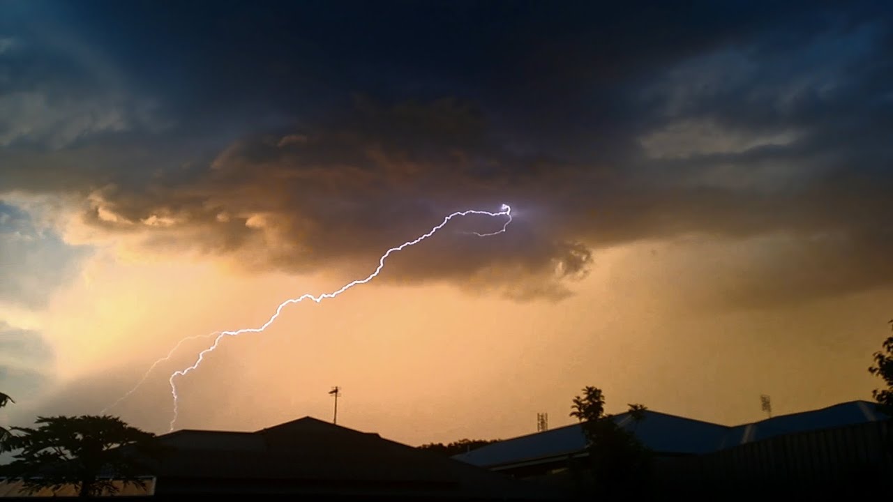 Pulse Thunderstorms and a brief rotation gives rise to INSANE bolt of lightning!! | 15/11/25