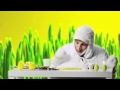 Munamies maalaa pääsiäismunia