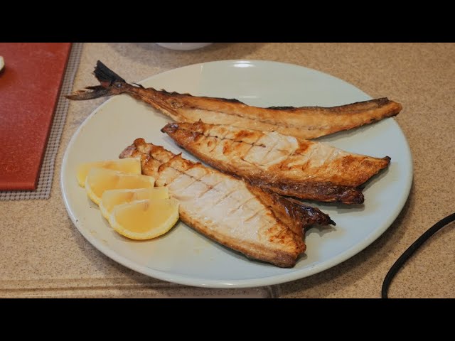 Grilled Mackerel using the Fish Roaster. フィッシュロースターを
