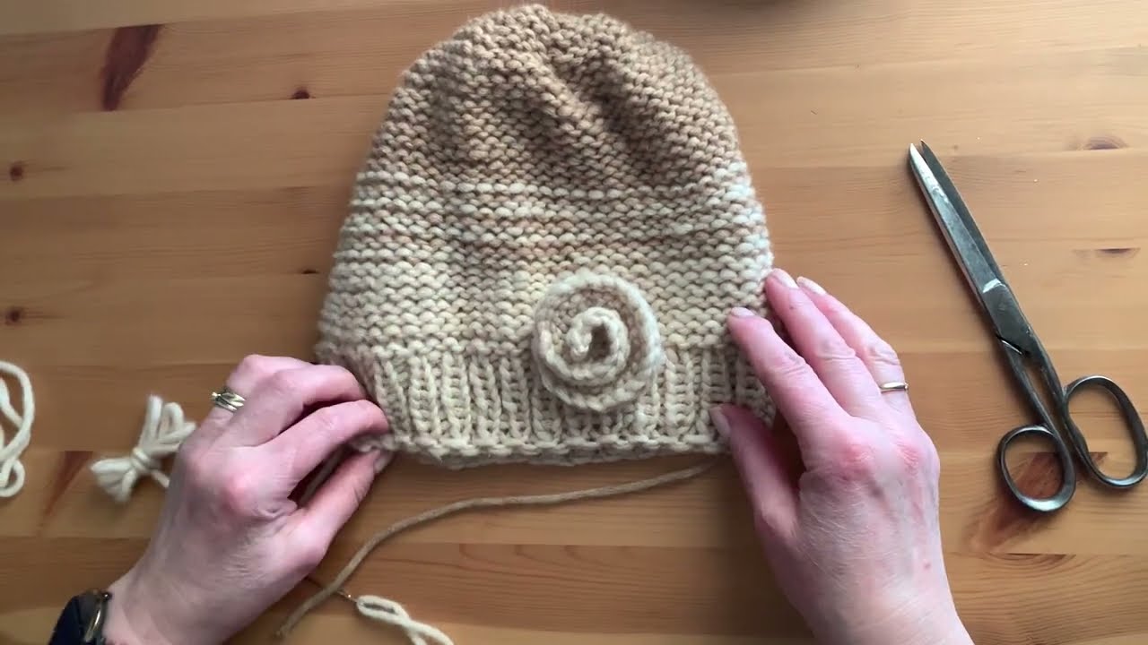 Čepice s pleteným květem