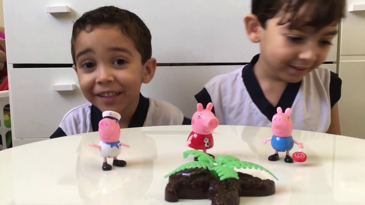 TRÊS PORQUINHOS COM BRINQUEDOS PEPPA PIG