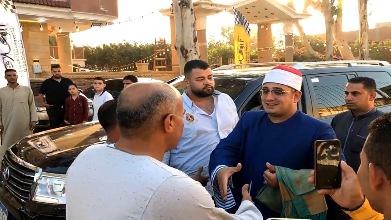 لحظه وصول فضيلة قارئ العالم الاول الشيخ محمود الشحات  لافتتاح معرض ابوعلاء لتجاره السيارات بجريس